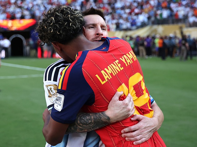 yamal si messi imbratisati pe terenul de fotbal