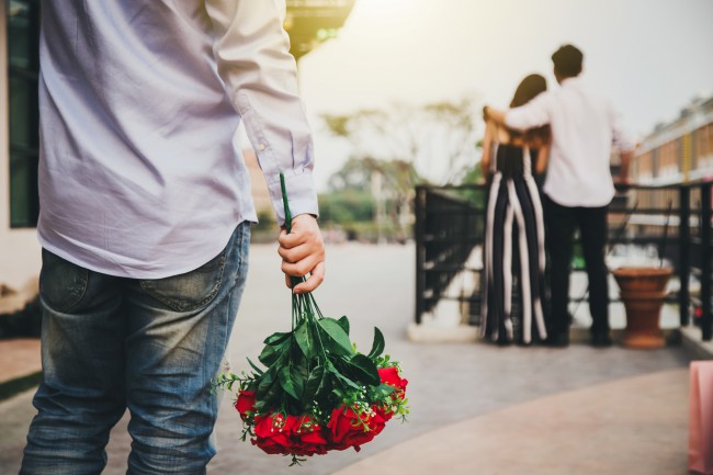 barbat cu buchet de flori