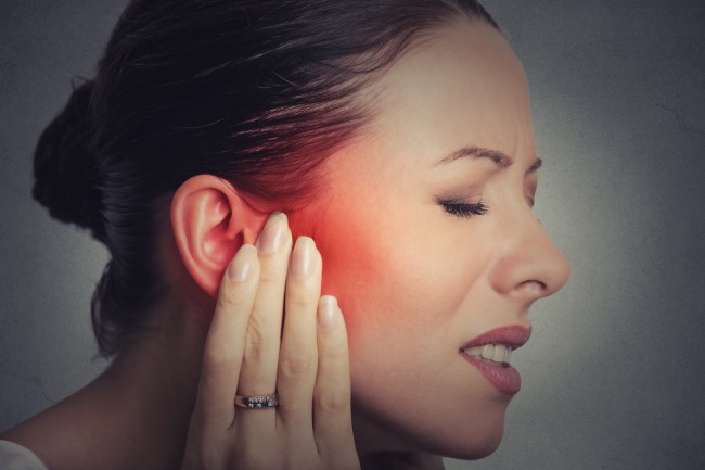 femeie care prezinta dureri la nivelul urechii