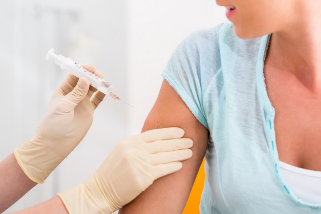 femeie care face vaccin antitetanos