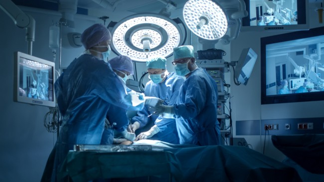 doctori care efectueaza o operatie pe inima