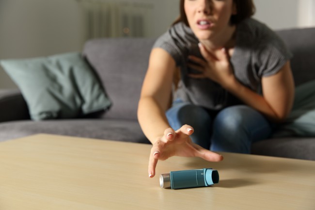 femeie care are o criza de astm