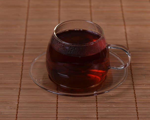 ceai din plante in ceasca transparenta