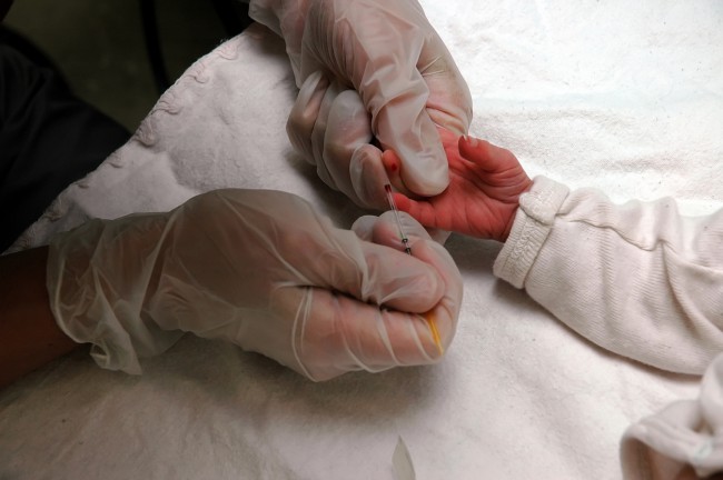 test de sange efectuat unui copil nou nascut
