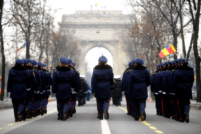 militari care defileaza in cadrul paradei de Ziua Nationala a Romaniei