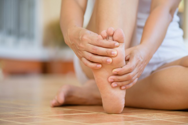 femeie care prezinta dureri la nivelul degetului de la picior