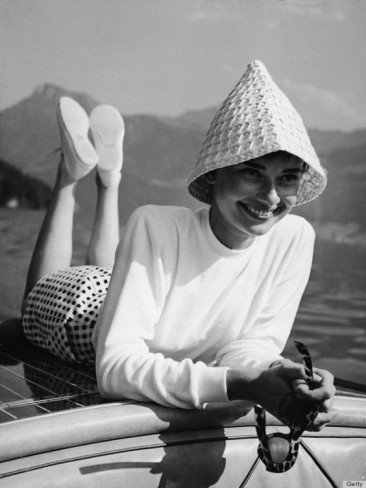 Audrei Hepburn purtand o palarie neobisnuita