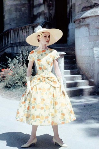 audrey hepburn intr-o rochie galbena cu imprimeuri