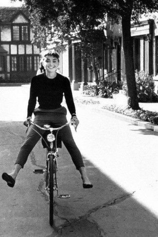 Audrey Hepburn pe bicicleta