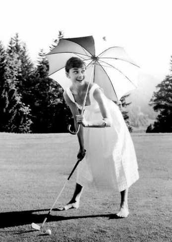 Audrey in tinuta sport, jucand golf