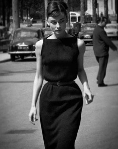 Audrey Hepburn purtand o rochie cu curea in talie