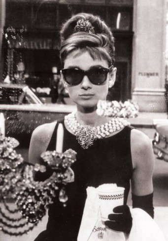 Audrey cu ochelari de soare la rochie eleganta