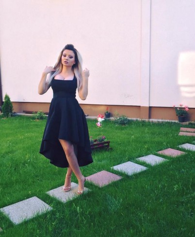 femeie in rochie neagra 