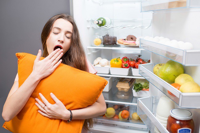femeie in fata frigiderului