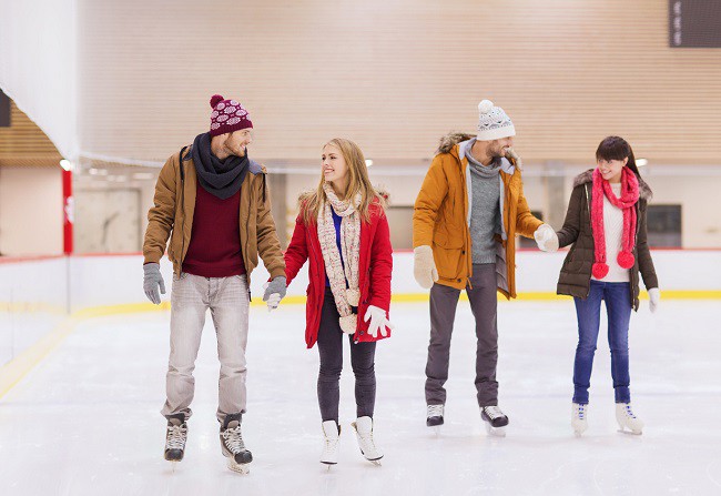 prieteni care patineaza