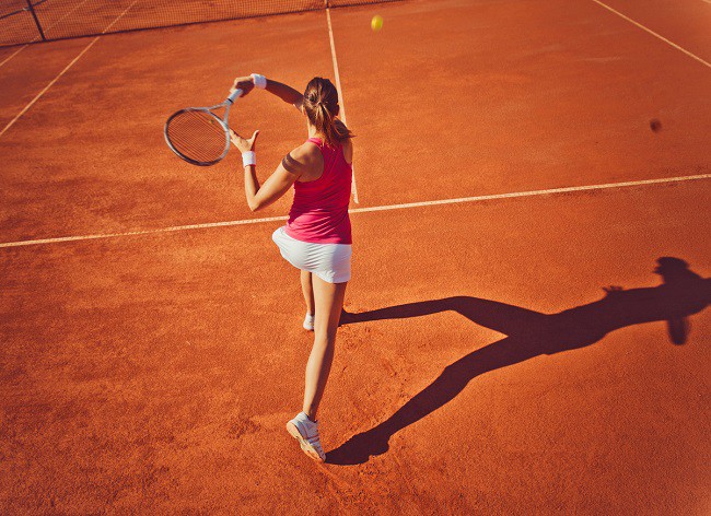 fata care joaca tenis
