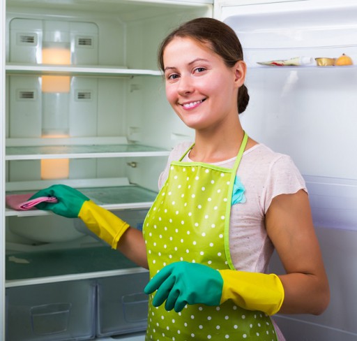 femeie care curata frigiderul