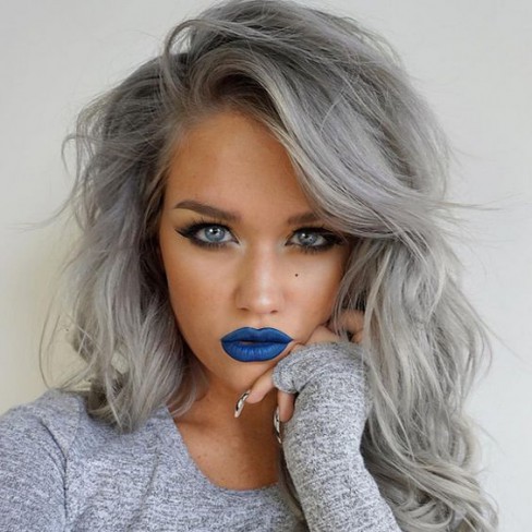 Fată cu părul gri și ruj albastru