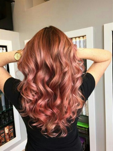 Fată cu părul roz