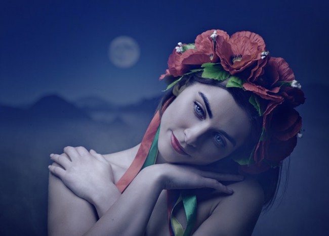 Femeie cu flori în cap și luna în spate