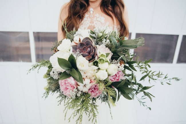 Mireasă care ține un buchet de flori în mâini