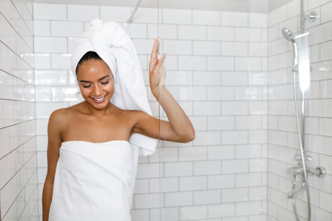 Femeie cu prosop pe cap în duș
