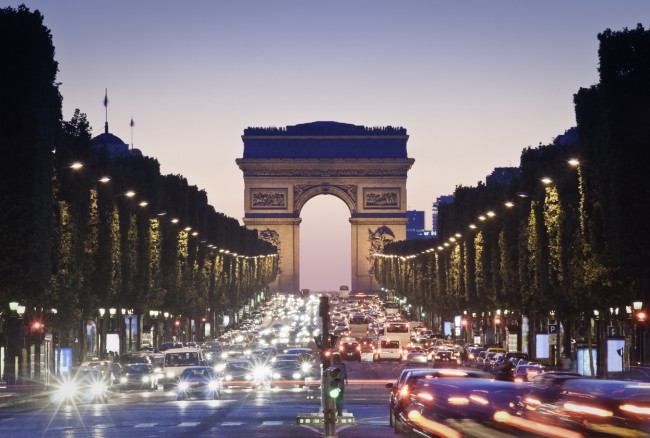 Arc de triumf și mașini