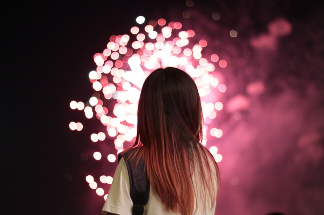 O femeie cu spatele și artificii