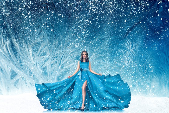 O femeie cu rochie albastră în ninsoare