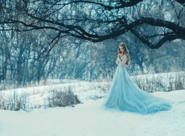O femeie cu o rochie albastră în pădure