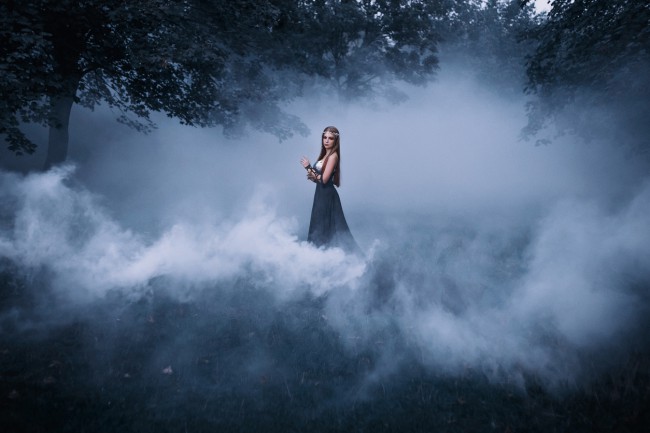 Femeie în pădure în ceață