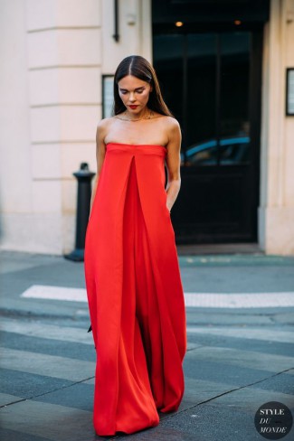 Femeie cu rochie lungă roșie