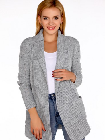 Femeie cu cardigan pe ea