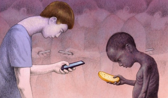 Băiat care stă cu telefonul în mână și altul care stă cu felia de pâine în mână