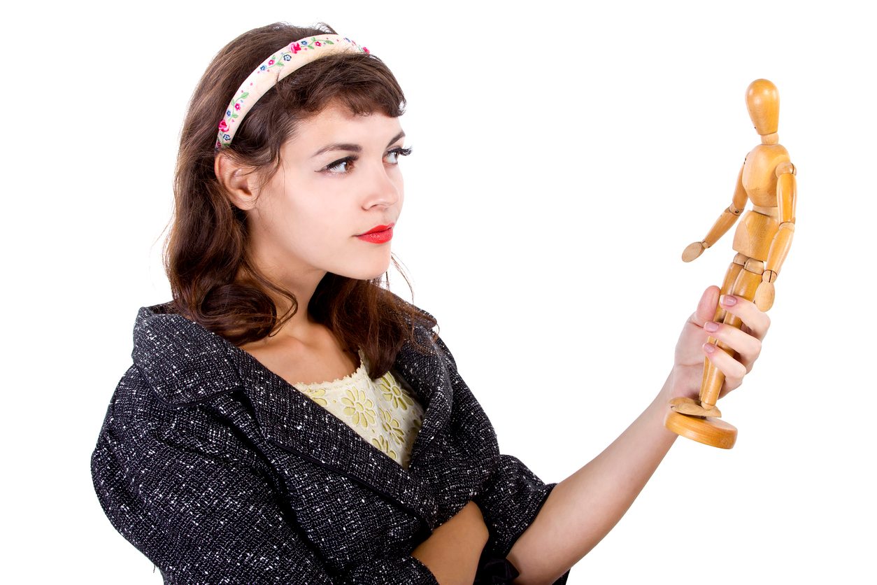 femeie cu marioneta in mana