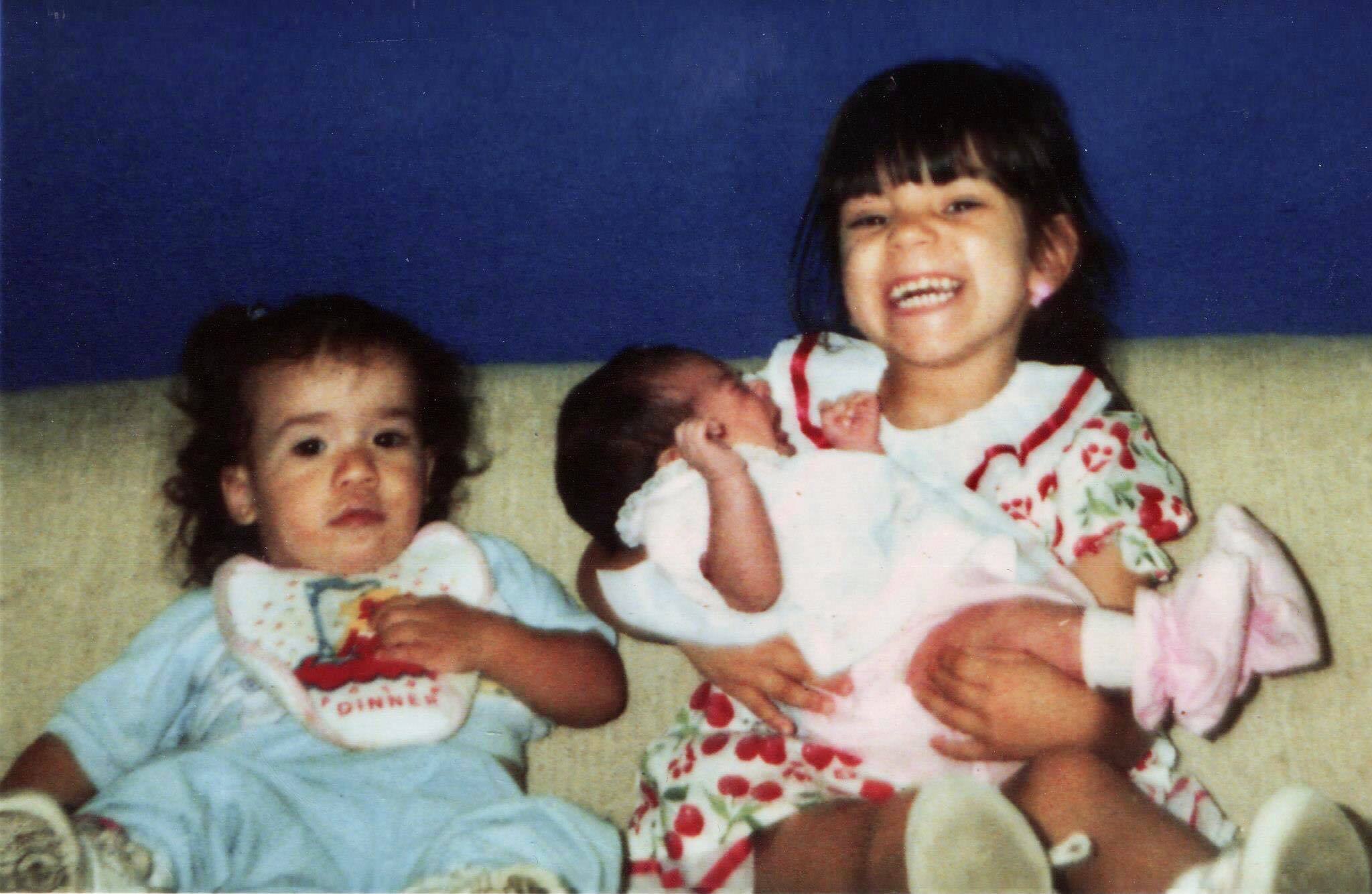 Amanda împreună cu surorile ei când au fost adoptate