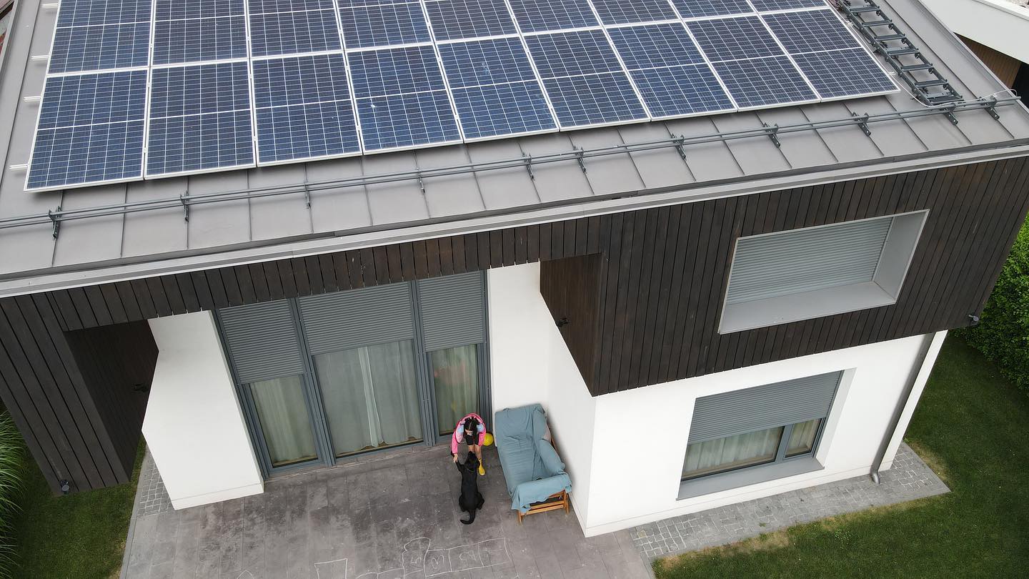 Casa Buhnici văzută de sus, cu panouri fotovoltaice montate pe acoperiș