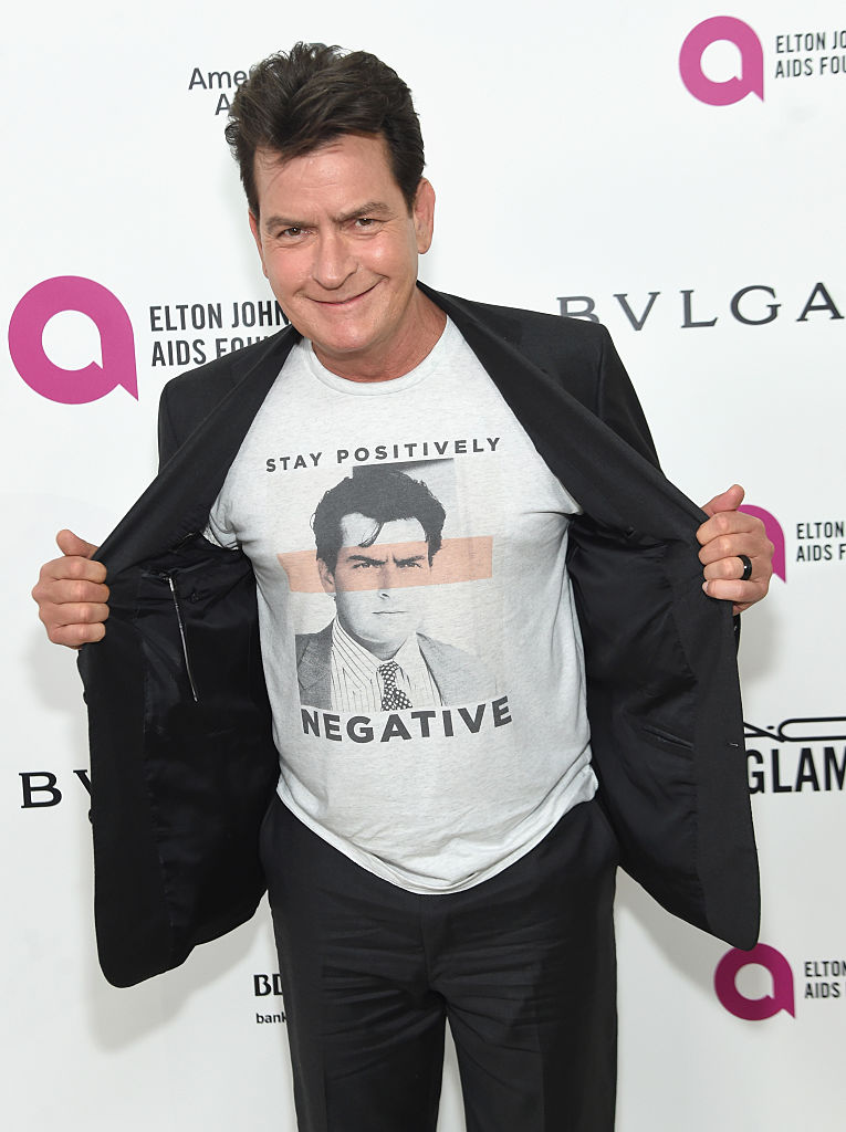 Charlie Sheen la o gală din 2015 cînd a dezvăluit că are SIDA purtând un tricou personalizat