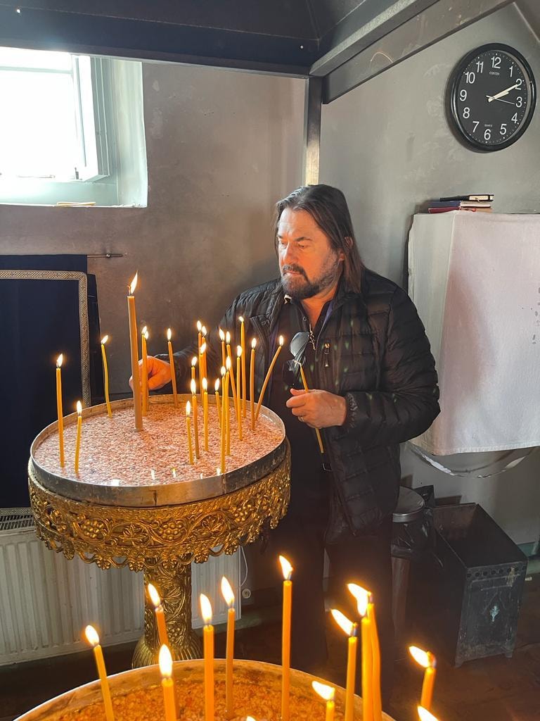 Gheorghe Gheorghiu aprinde lumânări într-o biserică de pe Muntele Athos
