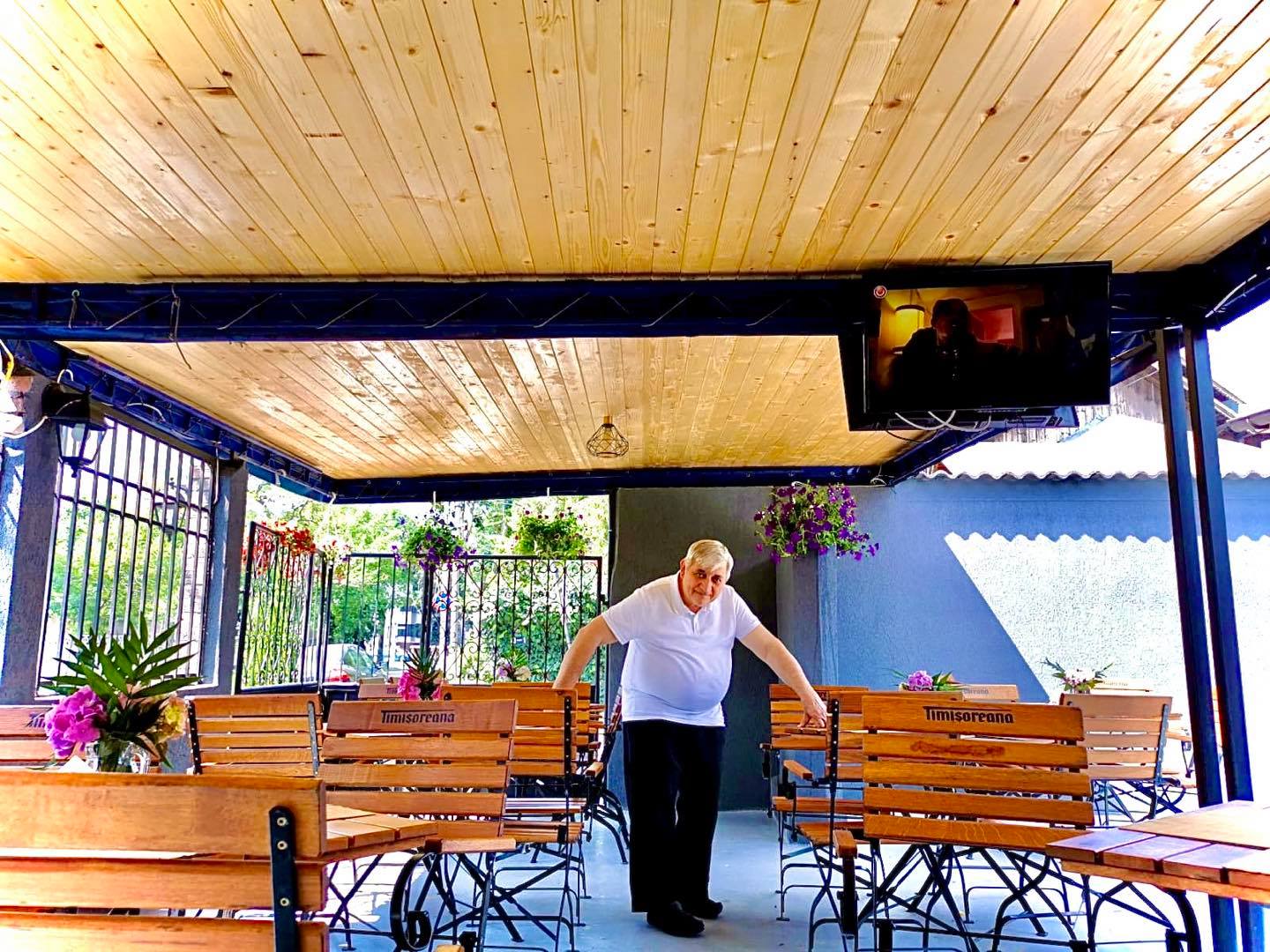 Sandu Cocoșatu pe terasa restaurantului său 