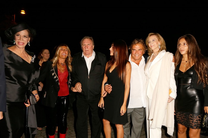 Gerard Depardieu alături de un grup de femei
