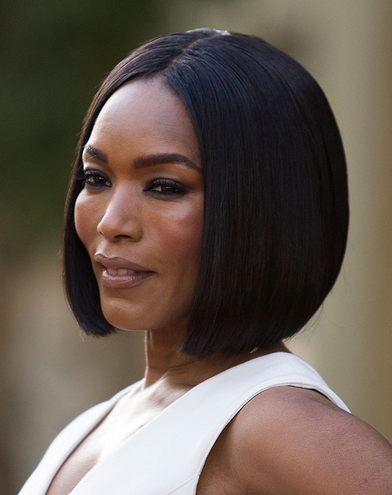 Angela Basset purtand o tunsoare tip mob