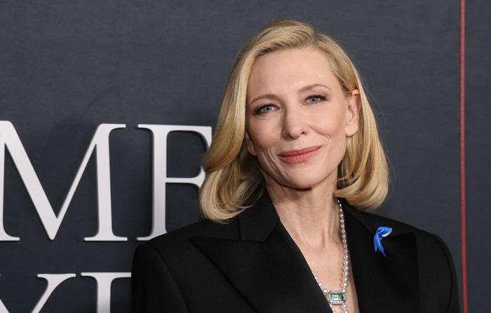 cate blanchett la o premiera de film, purtand un bob mediu blond