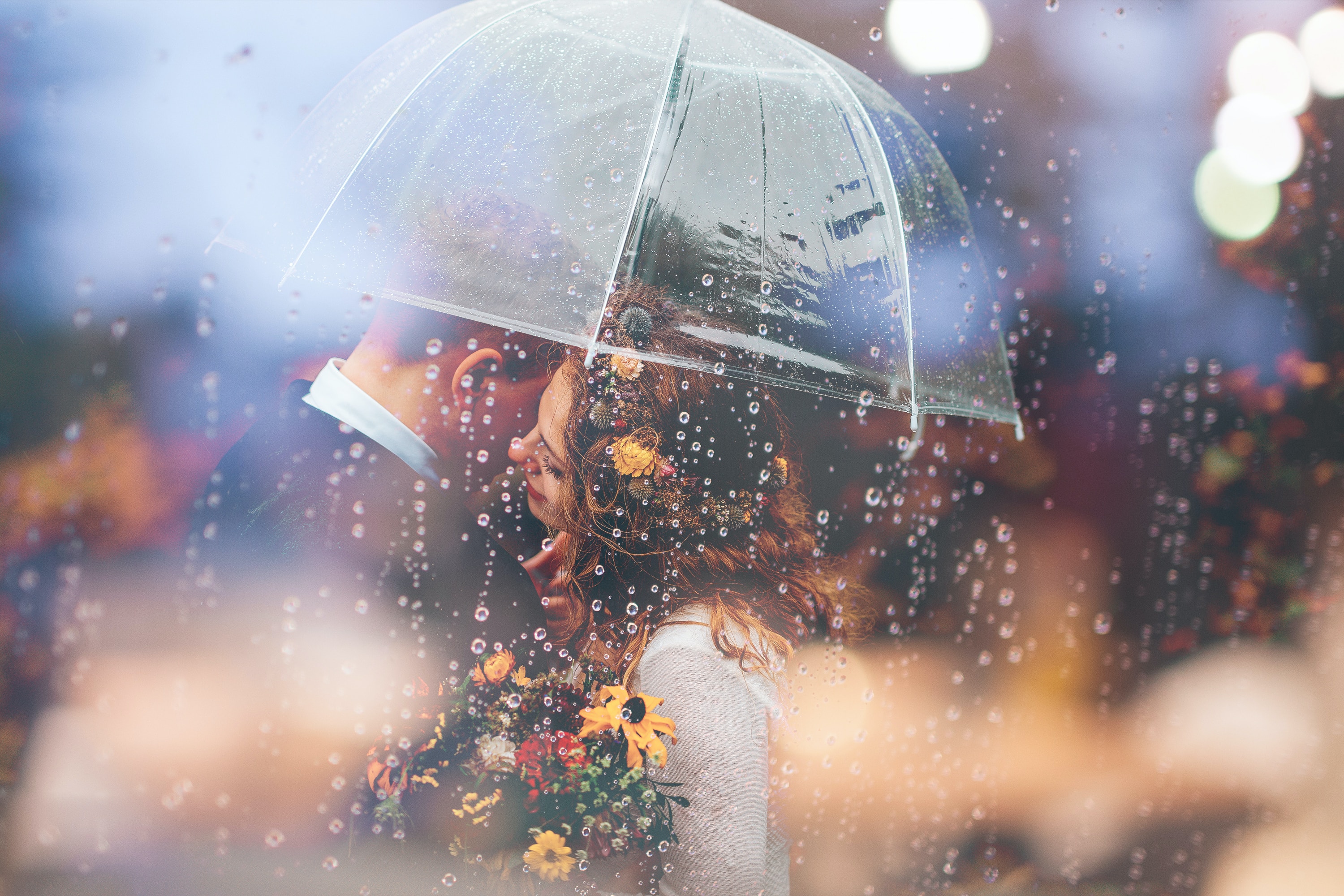 femeie si barbat care stau impreuna cu o umbrela in ploaie
