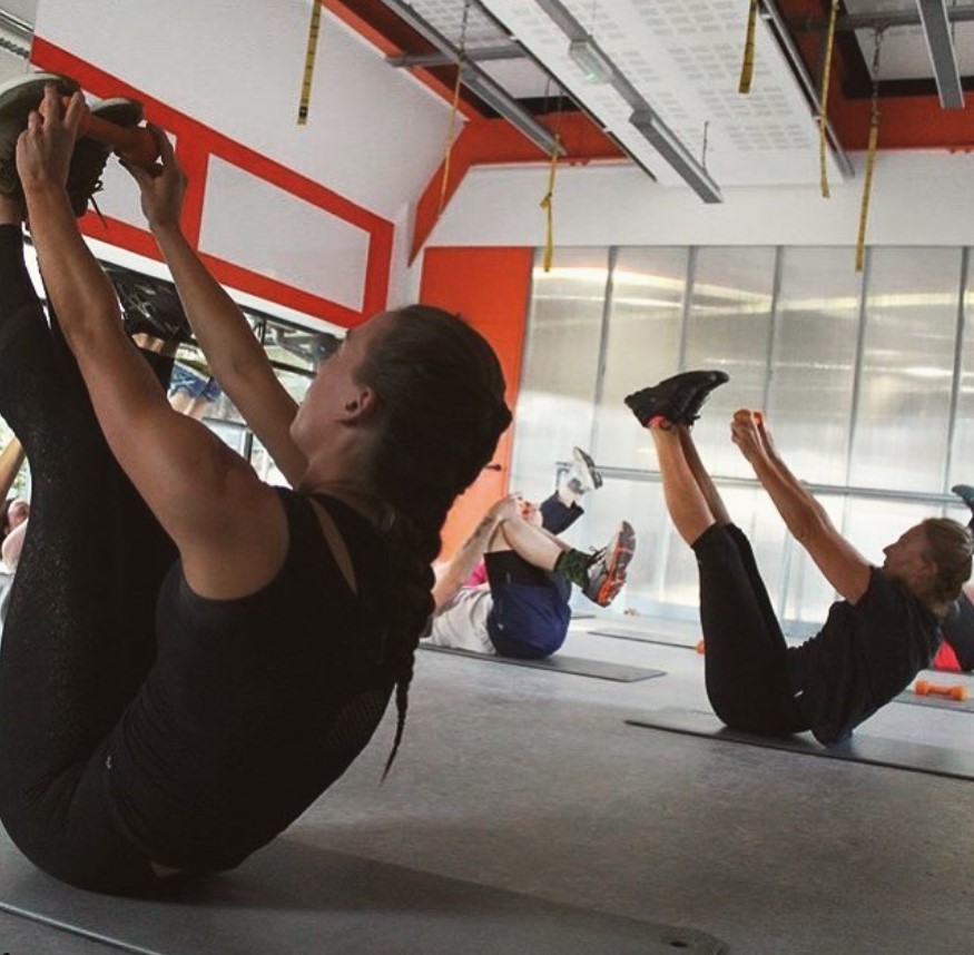 Lily împreună cu cursantele ei în sala de sport