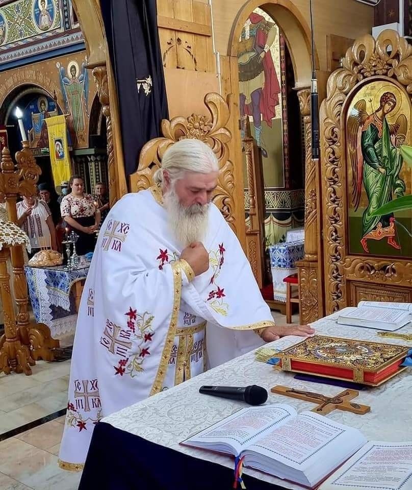 Părintele Calistrat Chifan în timpul unei slujbe religioase