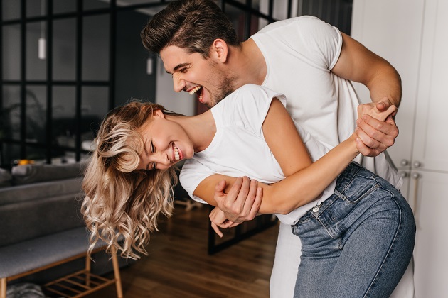 Cuplu care se distreaza dansand intr-un apartament