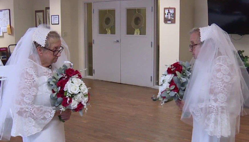Dorothy Fideli îmbrăcată în mireasă, față în față cu propria persoană în sala unde se oficializează ceremonia