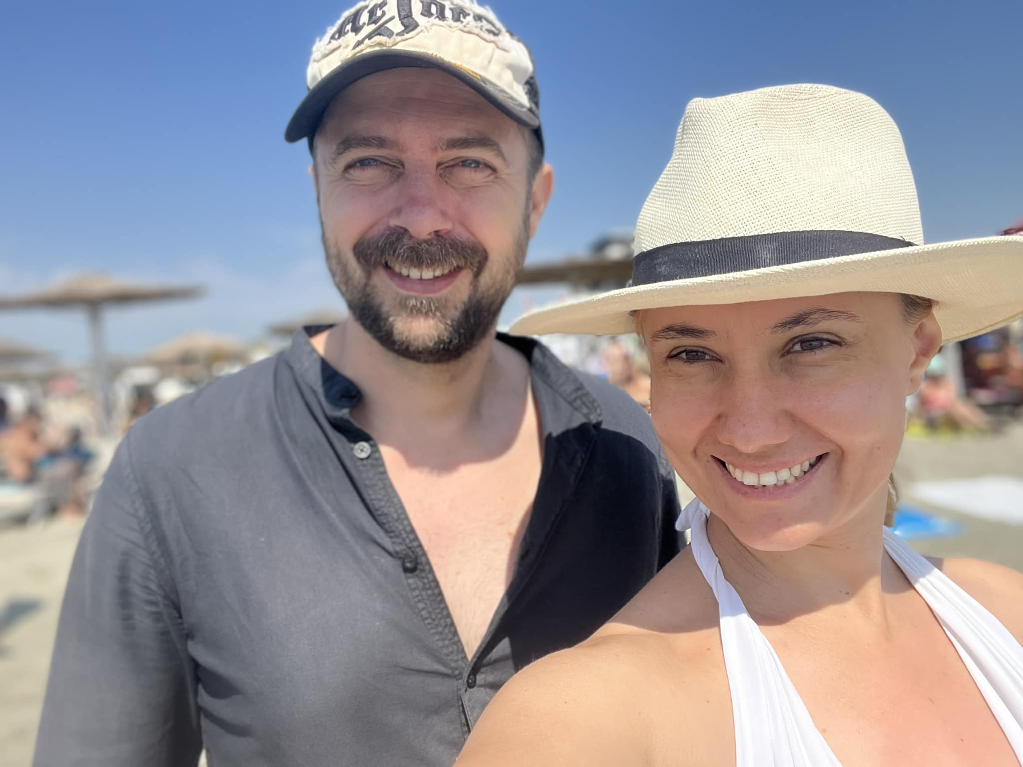 Oana Ioniță și Florin Budnaru (fostul soț) la plajă 