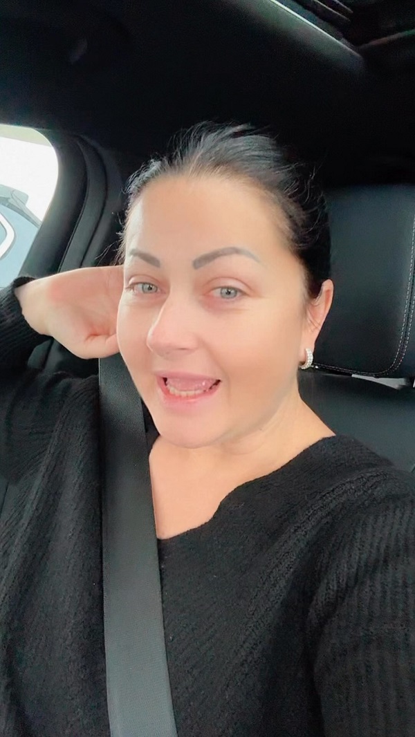 gabriela cristea imbracata in negru aflata la volanul masinii pe care o conduce